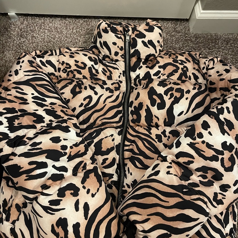 Animal print cropped puffer